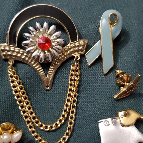 🎄5/$30🎄- 8 Pins Broches - Picture 4 of 4